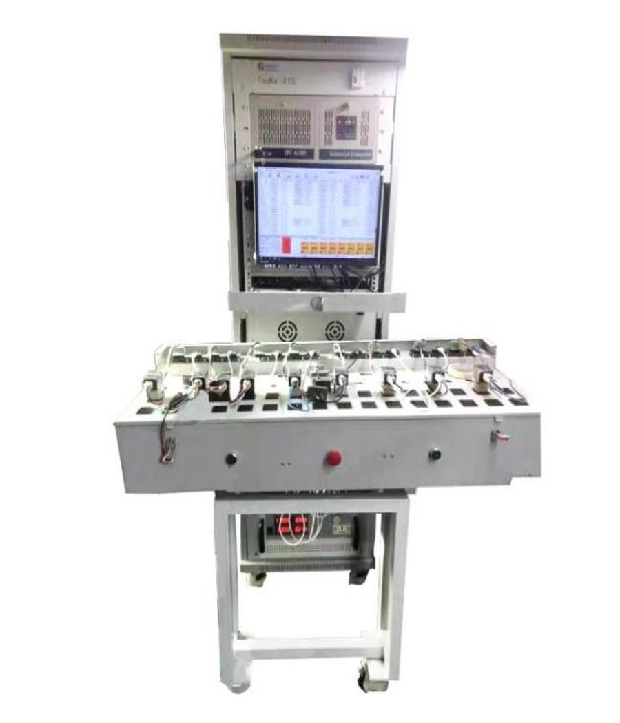 产线上料测试：治具内同时测试多只充电器